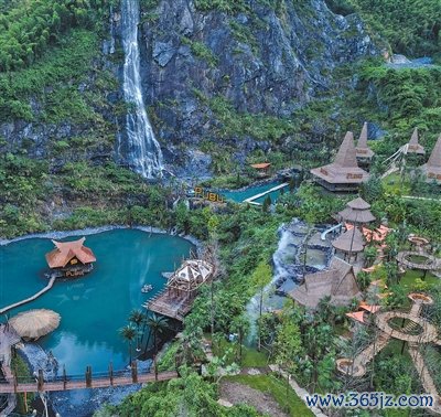 　　&nbsp; &nbsp; &nbsp; 频年来，浙江省湖州市鼎力贬责烧毁矿山，多处矿山变身咖啡店、光伏电站、生态公园等，得益生态与经济双重效益。图为安吉县余村矿山古迹公园的瀑布咖啡部落。 　　伊 凡摄（影像中国）